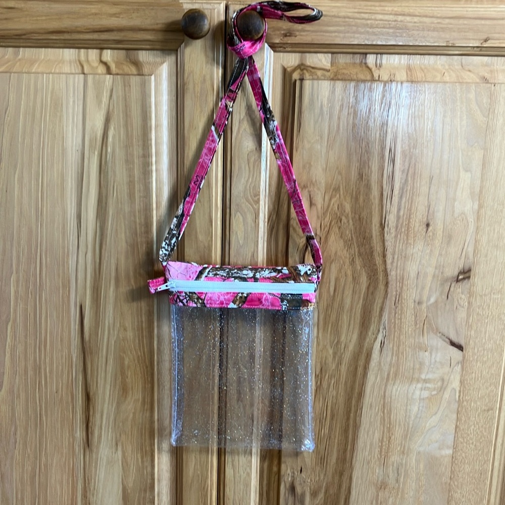 CLEAR VINYL CROSSBODY WITH REALTREE CAMO PINK  BRAND NEW HANDMADE